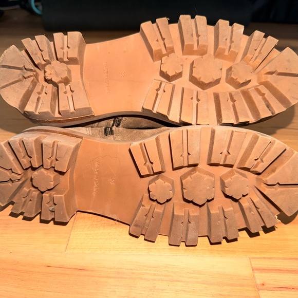 ALPE MONZA Lug Sole Ankle Boot - Picture 6 of 6